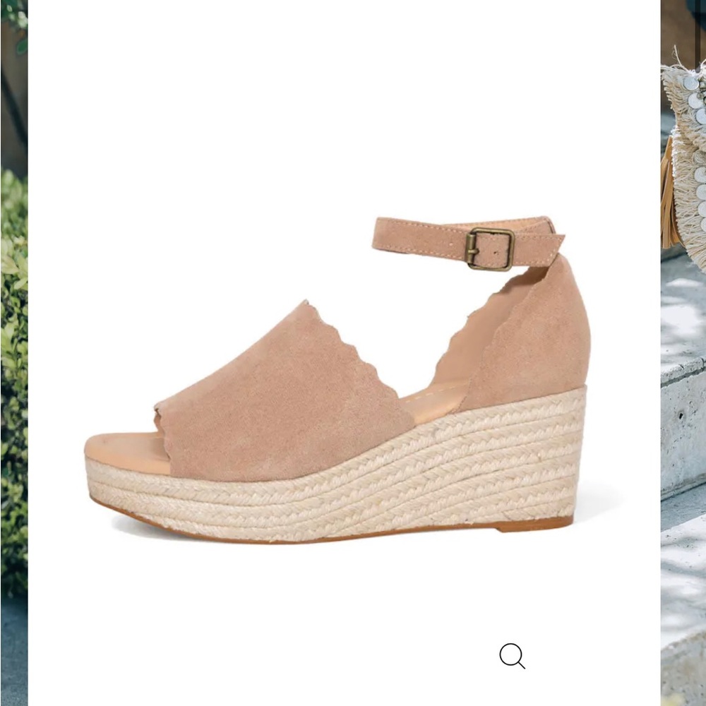 VICI Nayeli Scalloped Espadrille Wedge Size 8.